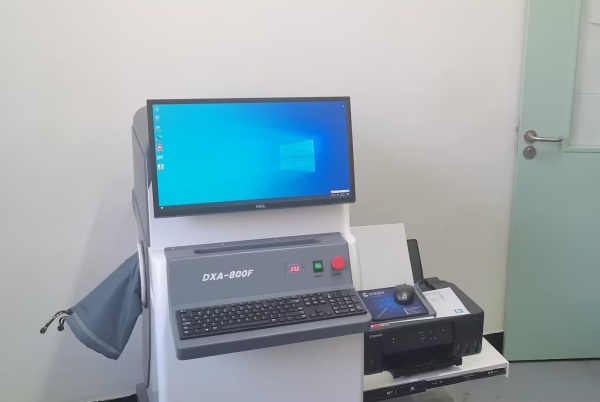 雙能X射線骨密度儀：準確測量骨密度，助力骨質疏松防治，守護骨骼健康
